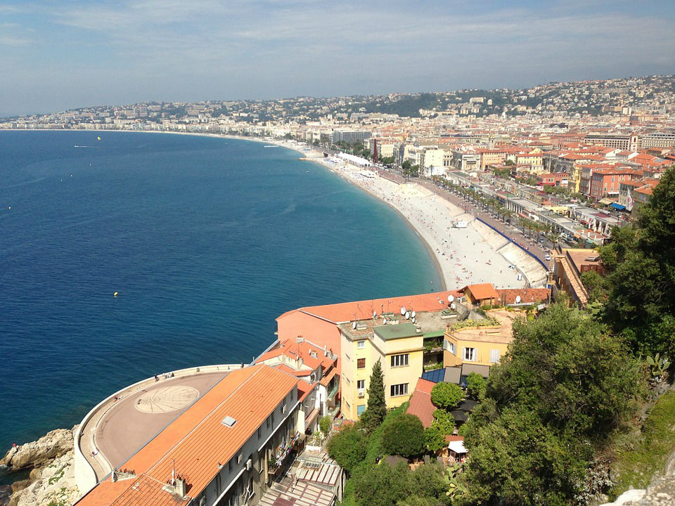 An idea for a day out in Nice: a parasailing flight