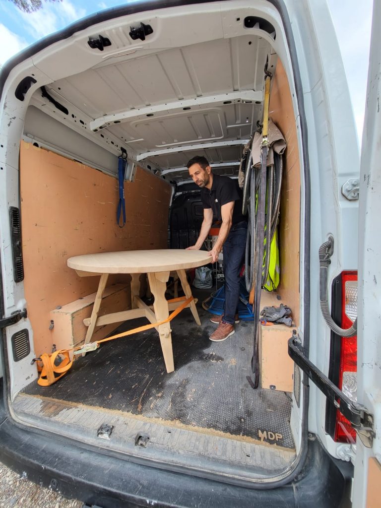 Table en bois en cours de décapage