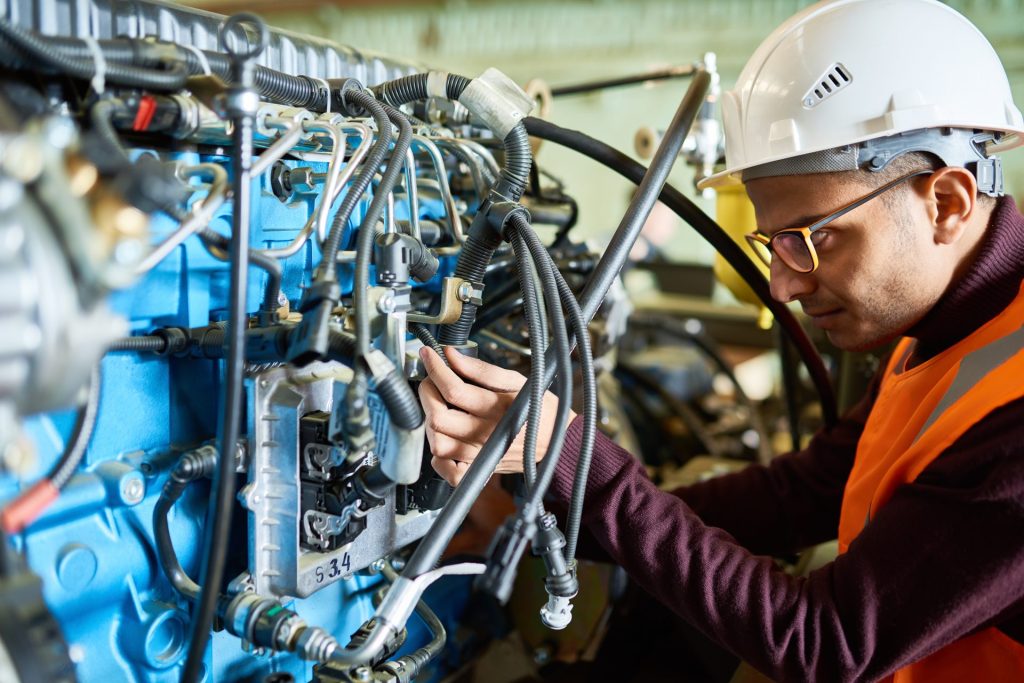 Technicien opérant une maintenance hydraulique