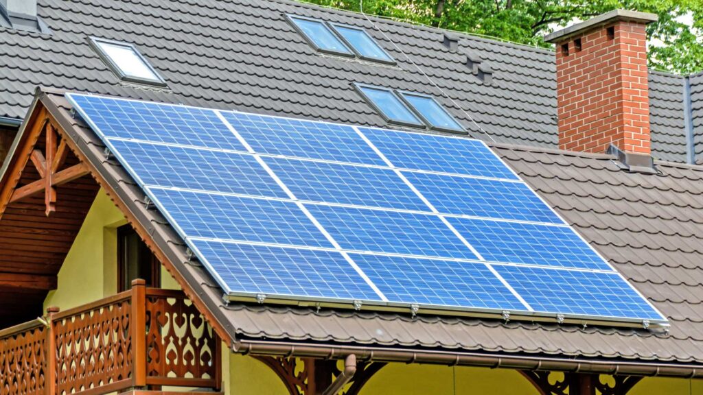 panneau solaire sur le toit d'une maison