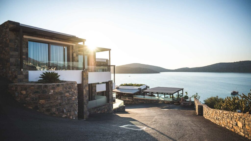 maison près de la mer avec une vue sur l'eau