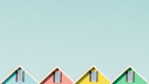 toit de quatre maisons colorées