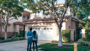 couple devant une maison