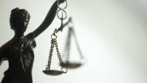 statuette balance droit