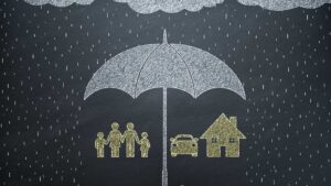 dessin sur tableau noir d'une assurance maison