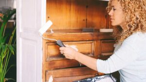 femme qui peint un meuble en bois