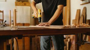 bricoleur dans son atelier