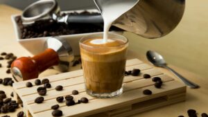 préparation d'un café latte