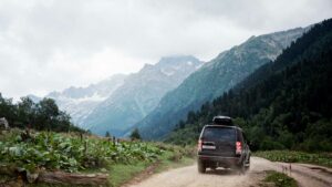 Voyagez en voiture dans des lieux insolite
