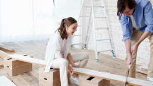 Homme et femme qui bricole