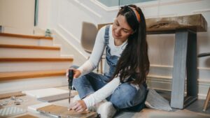 femme qui bricole