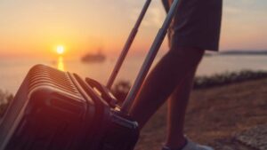 homme qui ballade sa valise